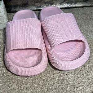 Cloud slippers Sz 42-43